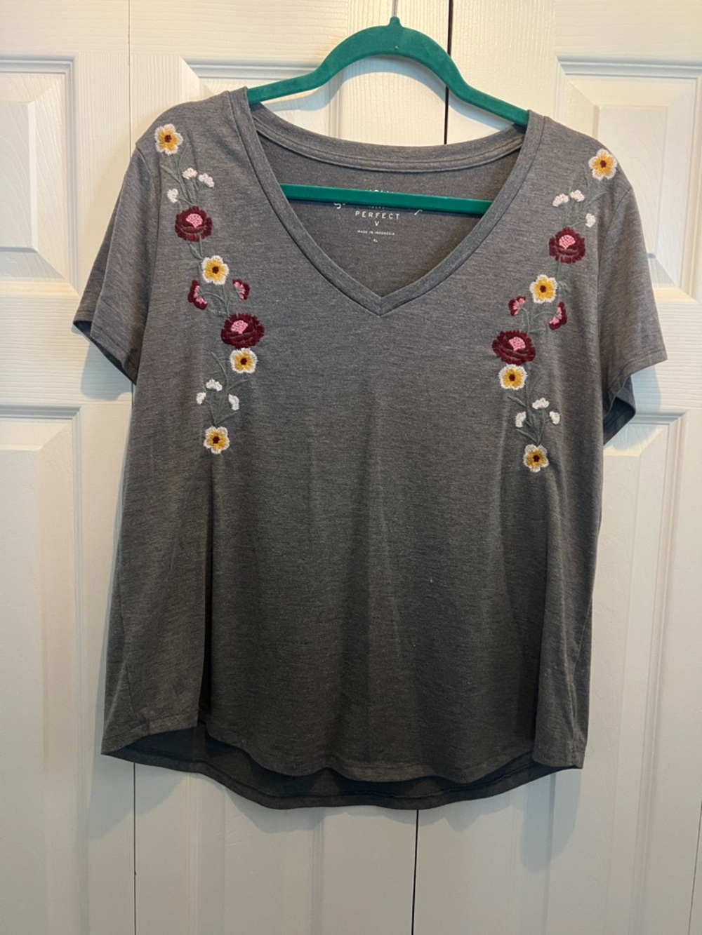 Aero V-Neck Embroidered Gray Women's Tee